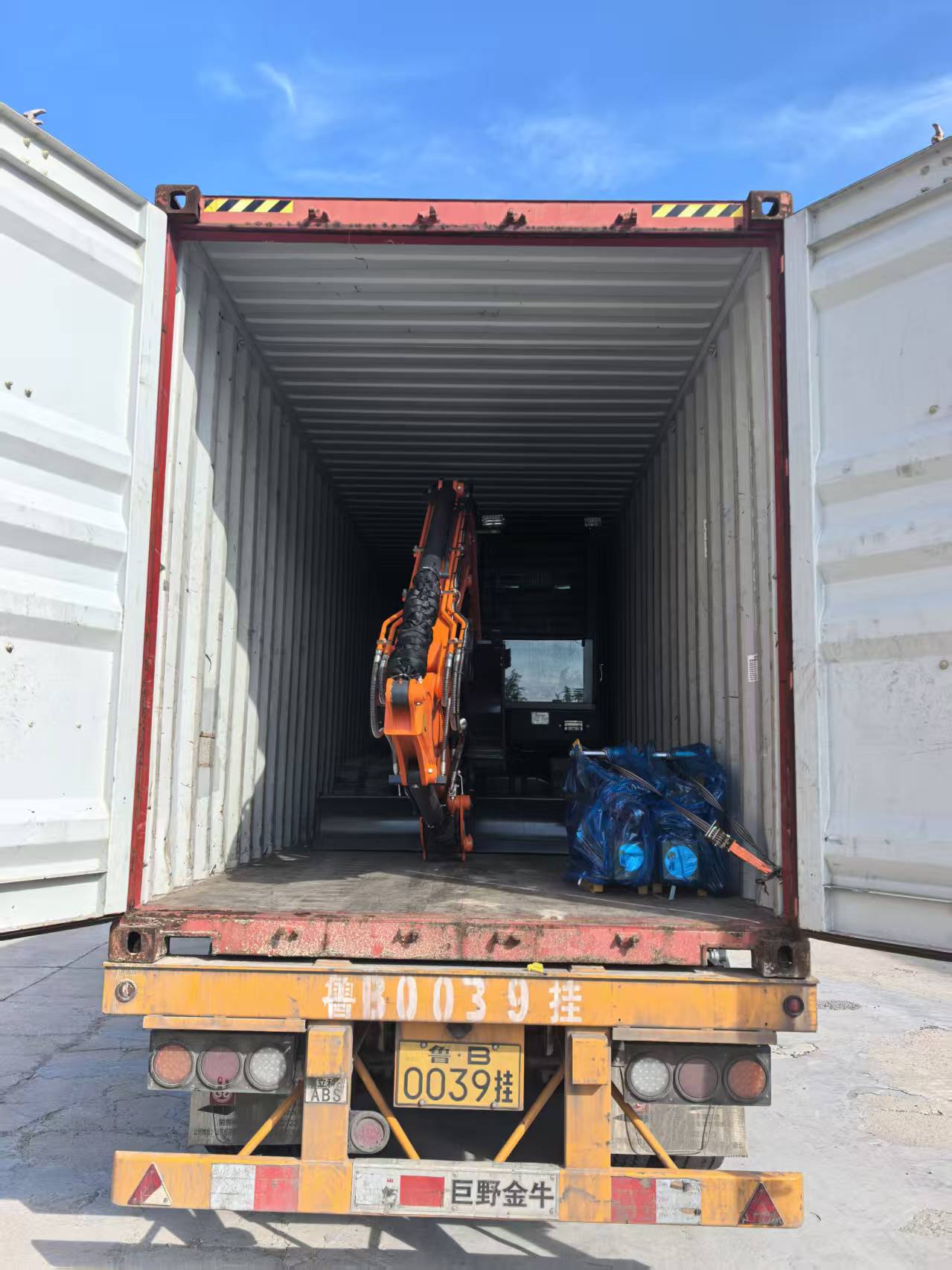 Byly odeslány dvě rypadla 6,5T