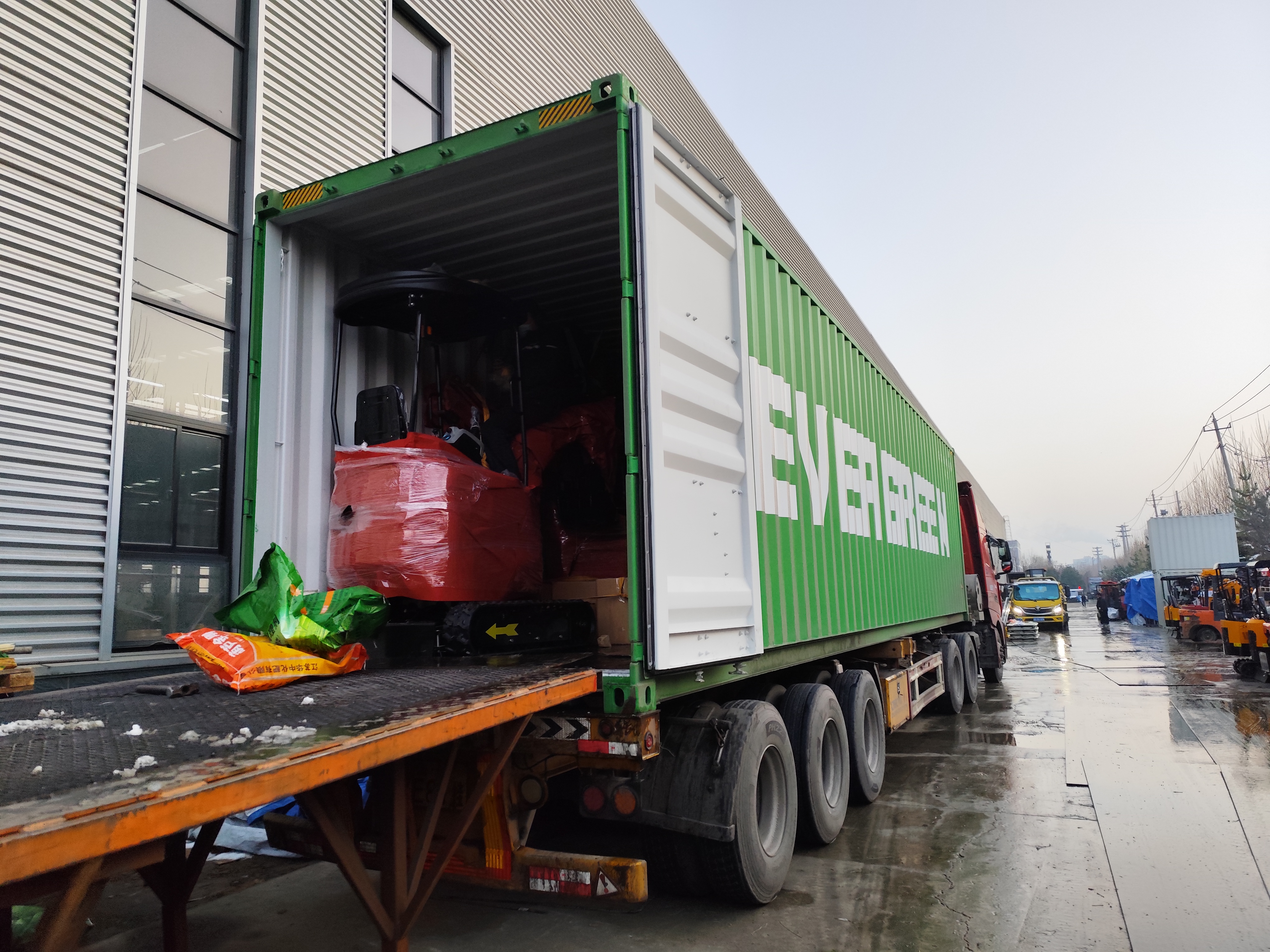 Francouzská zákaznická výroba minibagrů dokončena a odeslána