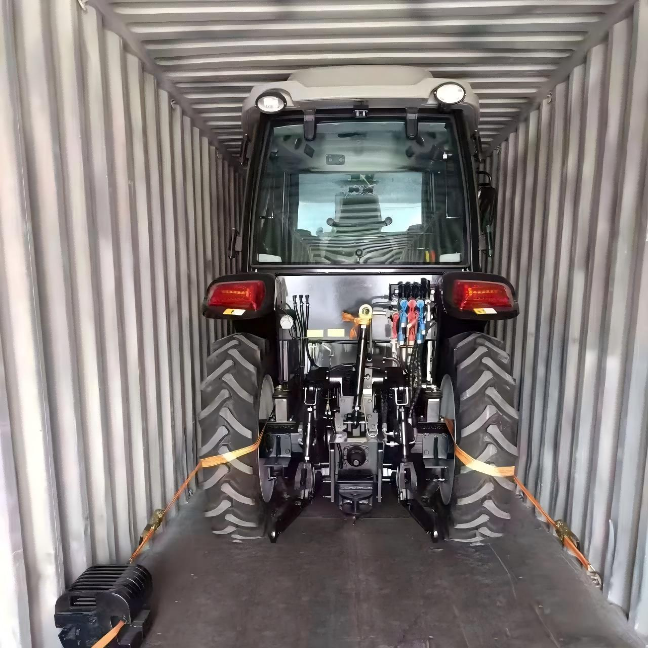 Traktor o výkonu 50 HP přizpůsobený pro panamského zákazníka byl dodán.